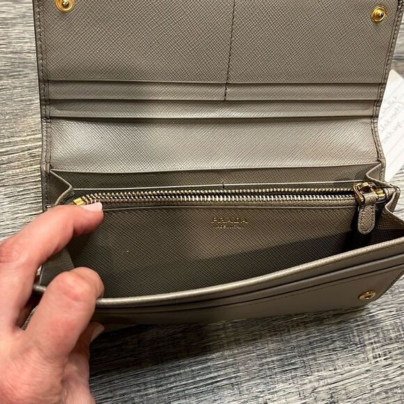 Authenticated Prada Beige Saffiano Lux Wallet ($1,100) 🌟professionally cleaned 🌟 - Picture 15 of 17